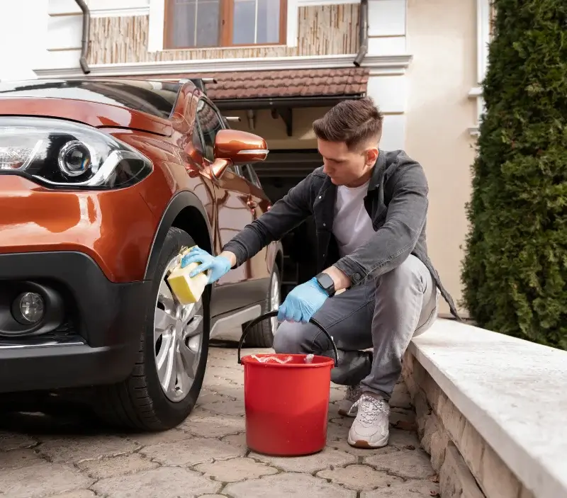 Lavage auto à domicile Méobecq : professionnel intervenant sur un véhicule